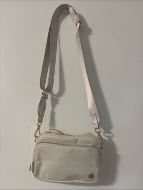 Everywhere Crossbody Bag 2L
Metal Hardware